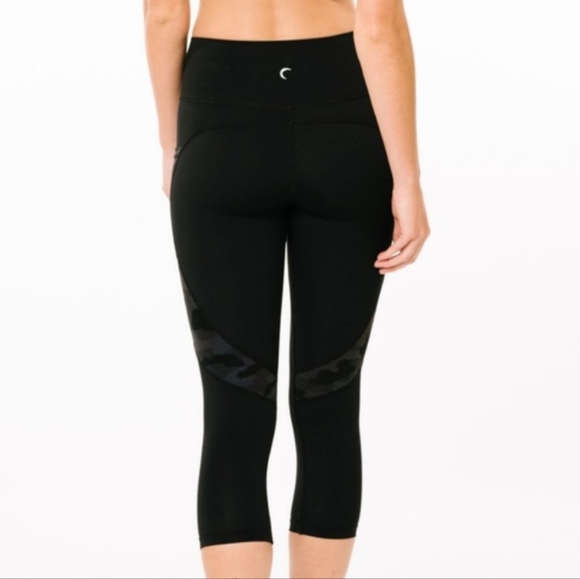 Zyia Black Camo Reflective Pocket Capri - Picture 2 of 9